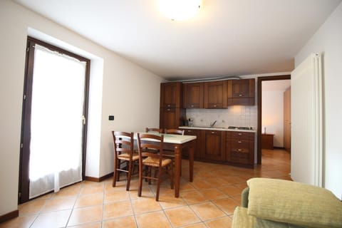 Kitchen or kitchenette, Seating area, Dining area