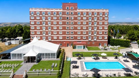 Property building, Spring, Day, Natural landscape, Garden, Pool view, Swimming pool, Location