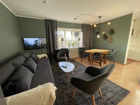 TV and multimedia, Living room, Seating area, Dining area, Evening entertainment