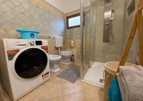 Shower, Toilet, Bath, bidet, heating, towels, washing machine, dryer