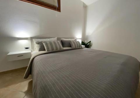 Bed, Photo of the whole room, Floor plan, Bedroom, safe, wardrobe