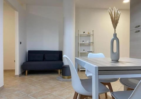 Kitchen or kitchenette, Living room, Seating area, Floor plan, Dining area, stove, air conditioner