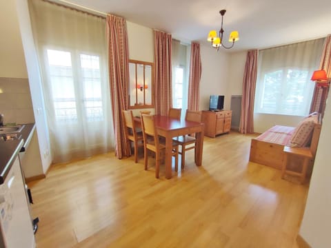 TV and multimedia, Kitchen or kitchenette, Living room, Seating area