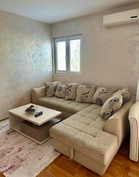 Living room, Seating area, air conditioner