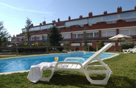 Property building, Day, Garden, Garden view, Pool view, Swimming pool, Swimming pool, sunbed