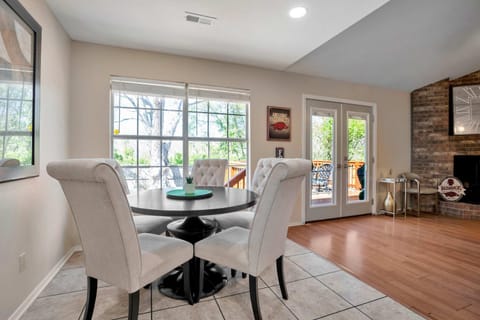 Seating area, Dining area