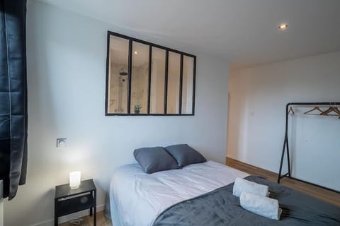 Bed, Bathroom, Photo of the whole room, Bedroom, towels