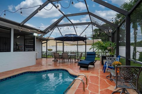 Patio, Swimming pool, sunbed