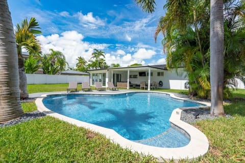 Pool view, Swimming pool, sunbed