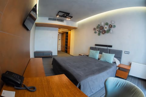 Bed, TV and multimedia, wardrobe
