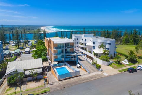 Property building, Neighbourhood, Natural landscape, Street view, Swimming pool, Location