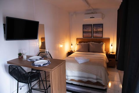 Bed, TV and multimedia, Seating area, Dining area, Bedroom, air conditioner