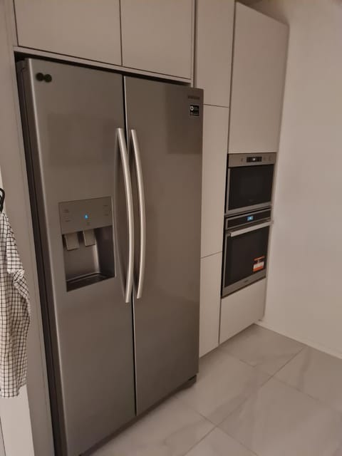 Kitchen or kitchenette, minibar