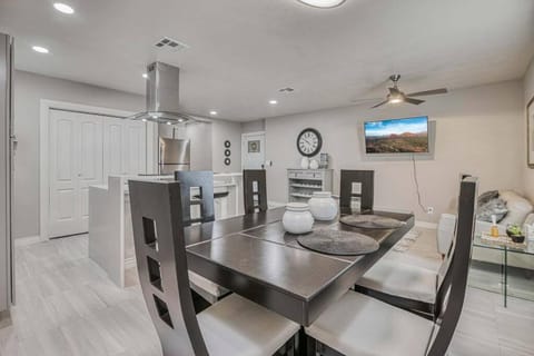 TV and multimedia, Kitchen or kitchenette, Living room, Seating area, Dining area, fireplace, pet friendly