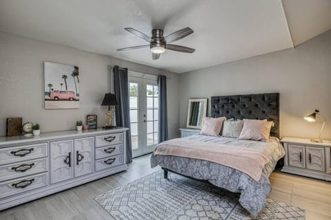 Bed, Photo of the whole room, Bedroom, fireplace