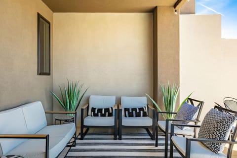 Town Center Red Sand Retreat townhouse House in Washington