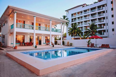 Property building, Patio, Day, Pool view, Swimming pool, sunbed