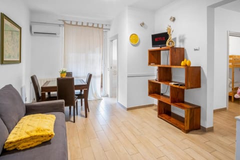 Communal lounge/ TV room, TV and multimedia, Living room, Seating area, Dining area, Evening entertainment, air conditioner