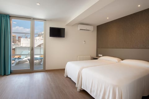 Bed, Photo of the whole room, City view, Street view