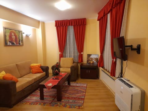 Communal lounge/ TV room, TV and multimedia, Living room, Seating area, Evening entertainment, internet