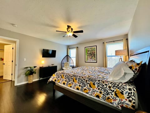 Bed, TV and multimedia, Photo of the whole room, Seating area, Bedroom, fireplace