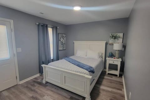 160 Overbrook 3 bedroom home with privately fenced yard and hot tub House in Ohio