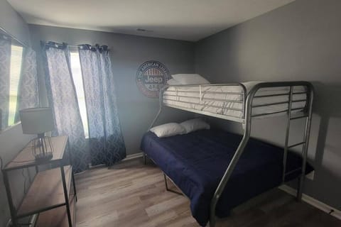 160 Overbrook 3 bedroom home with privately fenced yard and hot tub House in Ohio