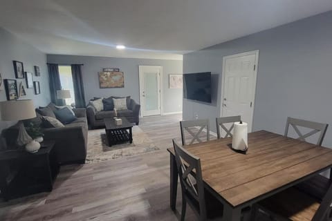 160 Overbrook 3 bedroom home with privately fenced yard and hot tub House in Ohio