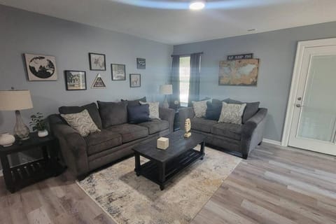 160 Overbrook 3 bedroom home with privately fenced yard and hot tub House in Ohio