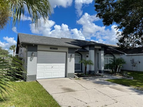 Cozy 3 bedroom home close to everything in Tampa! House in Greater Carrollwood