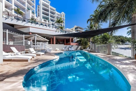 Property building, Swimming pool, sunbed