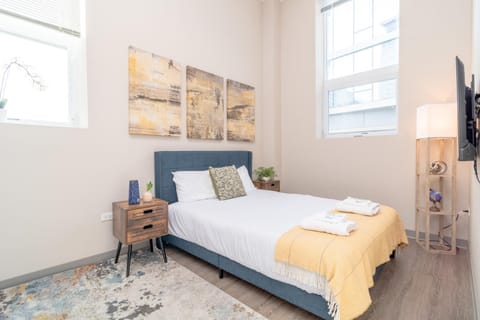 Bed, TV and multimedia, Photo of the whole room, Bedroom, towels