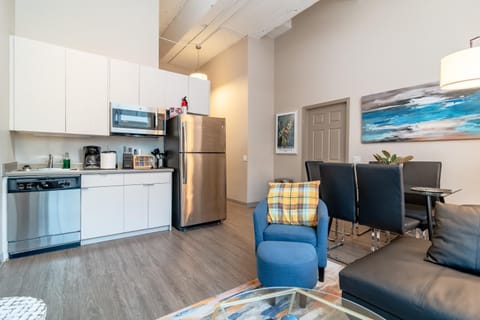 Coffee/tea facilities, Kitchen or kitchenette, Living room, Seating area, Dining area, oven, stove, toaster