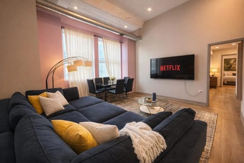 McCormick Place Magnificent 2BR with Optional Parking, Patio, Gym Access Near Grant Park, Museums, Soldier Field & Lake Shore Apartment in South Loop