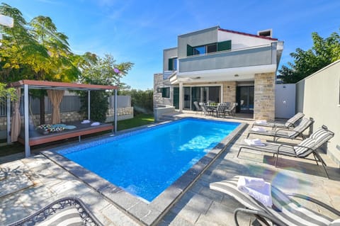 Property building, Swimming pool, Swimming pool