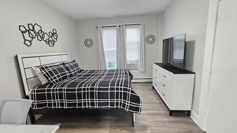 Bed, TV and multimedia, Bedroom
