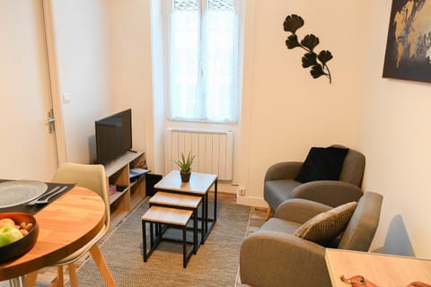 Living room, internet, locker