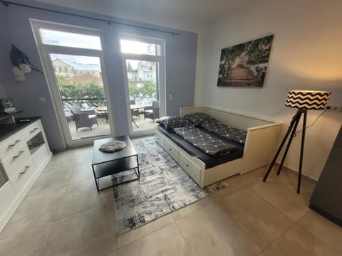 Bed, TV and multimedia, Balcony/Terrace, Living room, Photo of the whole room, Seating area, Inner courtyard view