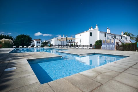 Day, Day, Swimming pool