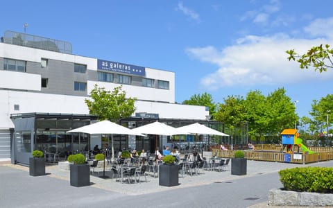 Restaurant/places to eat, Facade/entrance, Children play ground, Balcony/Terrace