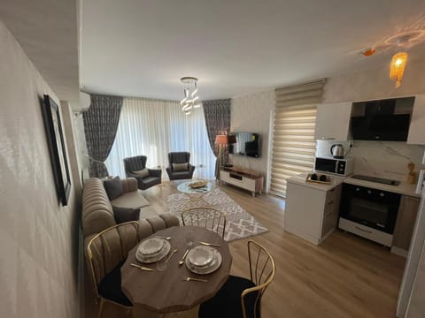 Communal lounge/ TV room, TV and multimedia, Kitchen or kitchenette, Living room, Seating area, Dining area, Evening entertainment, pet friendly, stove