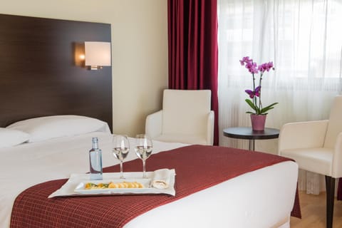 Bed, Seating area