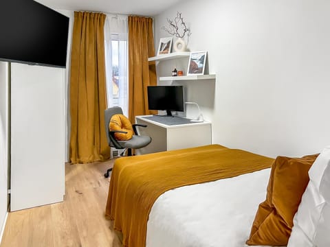 Bed, TV and multimedia, Living room