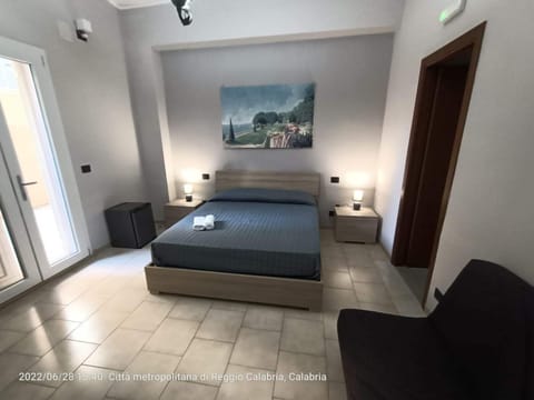 Bed, Living room, Photo of the whole room, Seating area, Bedroom