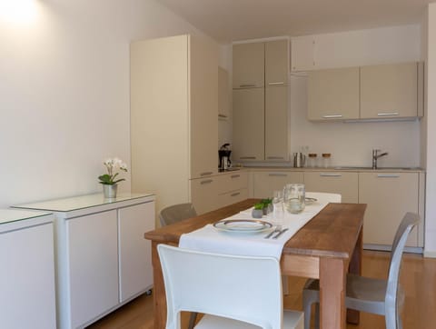 Dining area, kitchen