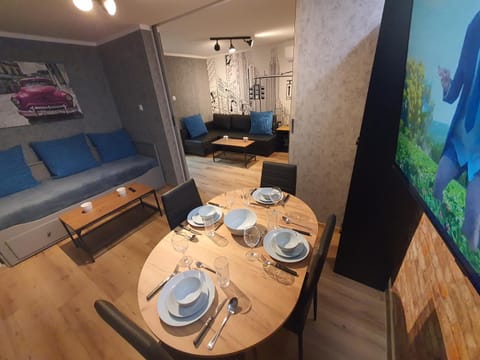 TV and multimedia, Living room, Seating area, Dining area
