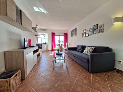 Kitchen or kitchenette, Living room, Seating area, Dining area, minibar, pet friendly