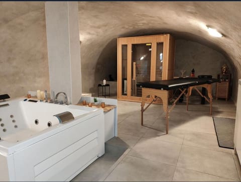 Hot Tub, Sauna