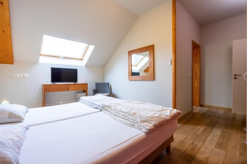 Bed, TV and multimedia, Bedroom