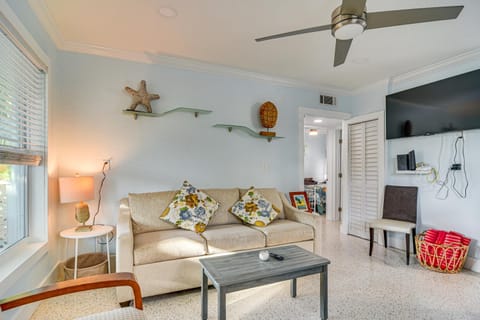 Indian Rocks Beach Retreat, Walk to Gulf and Beaches Apartment in Indian Rocks Beach